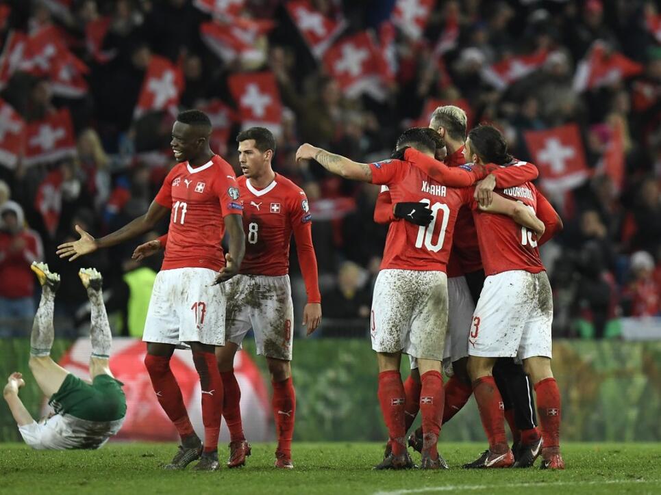 Die Schweizer Nationalspieler umarmen sich nach der hart erkämpften WM-Qualifikation in den WM-Playoffs gegen Nordirland