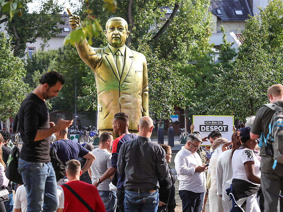 Eine vier Meter hohe, goldfarbene Statue des türkischen Präsidenten Erdogan hat in Wiesbaden heftige Diskussionen ausgelöst. Die Statue war Teil der Kunstausstellung Wiesbaden Biennale. Sie wurde "aus Sicherheitsgründen" entfernt.  (Foto: Armando Babani/EPA)