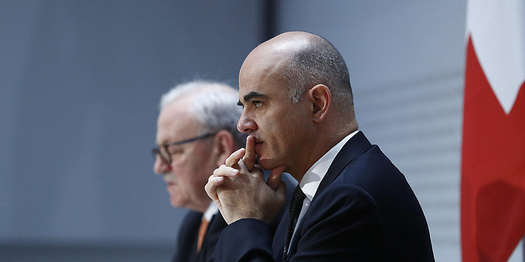 Sozialminister Alain Berset stellt sich den Fragen zum Gesetz über Versicherungsdetektive. Aus Sicht des Bundesrates ist dieses nicht unverhältnismässig.