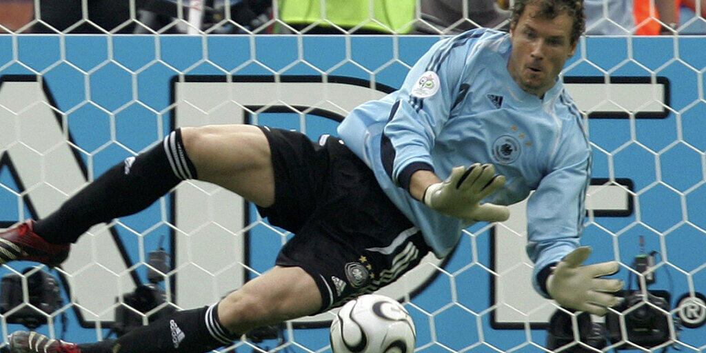 Jens Lehmann hexte Deutschland an der Heim-WM 2006 gegen Argentinien in den Halbfinal. Der Stammkeeper von Arsenal hielt im Penaltyschiessen des Viertelfinalspiels gegen Argentinien - auch dank gütiger Mithilfe eines Spickzettels - zwei Versuche des Gegners