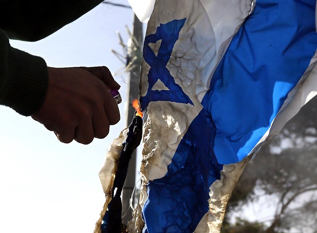 Bei Protesten vor der US-Botschaft in Berlin verbrannten Demonstranten israelische Flaggen. (Symbolbild) Bei Protesten vor der US-Botschaft in Berlin verbrannten Demonstranten israelische Flaggen. (Symbolbild)