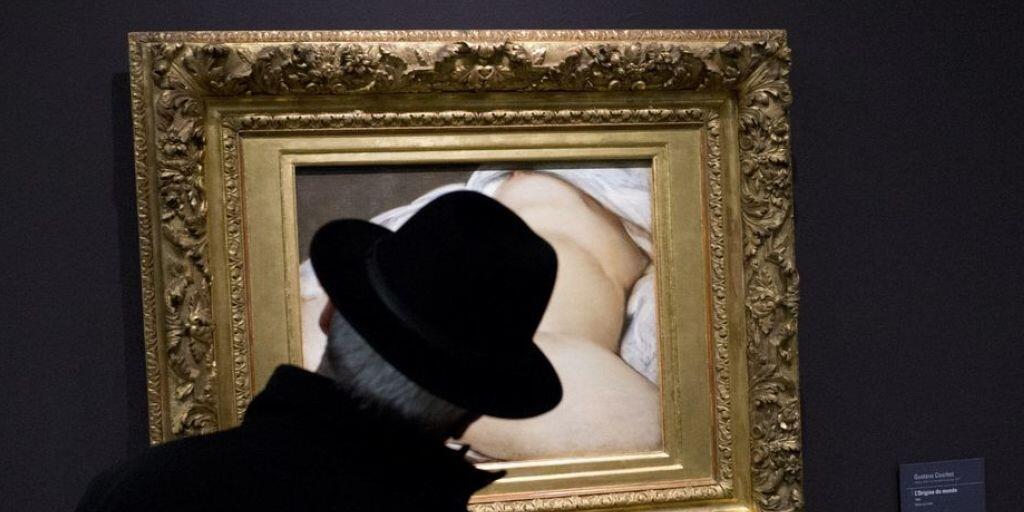 Ein Besucher verdeckt den nackten Schambereich auf dem berühmten Gemälde "Der Ursprung der Welt" von Gustave Courbet. Facebook war das Bild zu frivol, deshalb sperrte das Unternehmen ein Nutzerkonto. Der Nutzer wird mit seiner Schadenersatzforderung vor Gericht vermutlich abblitzen. (Archivbild)