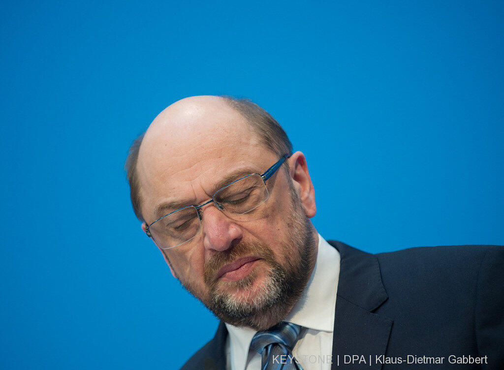 SPD-Chef Martin Schulz verzichtet auf das Amt des Aussenministers in einer neuen grossen Koalition. Schulz erklärte am Freitag in Berlin, er sehe durch die Diskussion um seine Person den Erfolg des SPD-Mitgliedervotums über den Koalitionsvertrag gefährdet. (Archivbild) SPD-Chef Martin Schulz verzichtet auf das Amt des Aussenministers in einer neuen grossen Koalition. Schulz erklärte am Freitag in Berlin, er sehe durch die Diskussion um seine Person den Erfolg des SPD-Mitgliedervotums über den Koalitionsvertrag gefährdet. (Archivbild)
