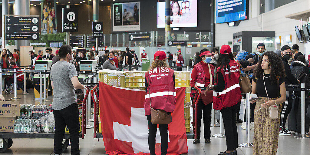 Ende einer historischen Rückholaktion: Am Mittwochabend ist das letzte vom Aussendepartement gecharterte Flugzeug mit im Ausland gestrandeten Schweizer Passagieren in Zürich angekommen. Ende einer historischen Rückholaktion: Am Mittwochabend ist das letzte vom Aussendepartement gecharterte Flugzeug mit im Ausland gestrandeten Schweizer Passagieren in Zürich angekommen.