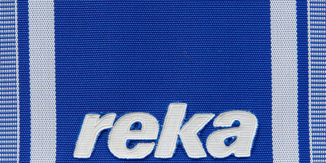 Das Reka Logo auf einem Liegestuhl im Reka Ferien-Dorf in Urnäsch