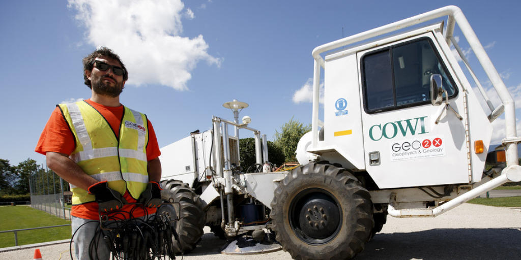 Ein Techniker führt im Rahmen des Genfer Geothermie-Projekts einen Lastwagen vor, der Schallwellen in den Boden schickt (Archiv)