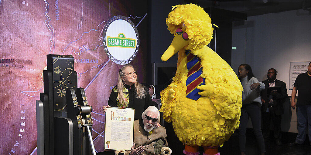 Caroll Spinney spielte Jahrzehnte die "Sesamstrasse"-Figuren Bibo und Oscar. In den ikonischen Rollen des grossen, gelben Vogels Bibo (im Original Big Bird) und des griesgrämigen Oscar aus der Mülltonne arbeitete Spinney ab der ersten Sendung im Jahr 1969 mit. (Archivbild)