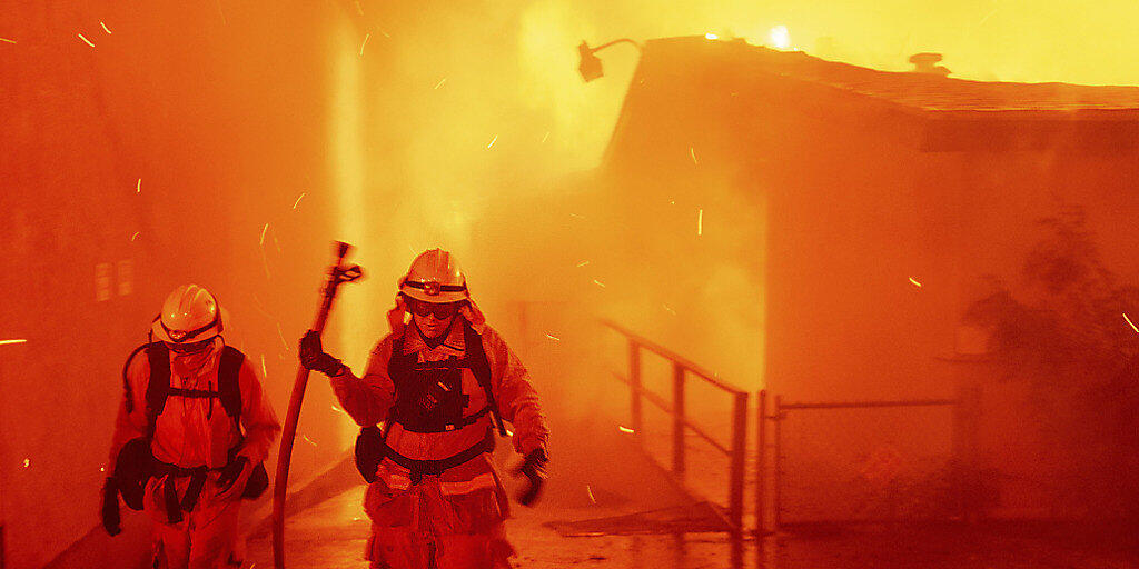 In Paradise, Kalifornien, sind mindestens 1000 Gebäude zerstört worden, nachdem ein Waldbrand auf die Kleinstadt übergegriffen hat.