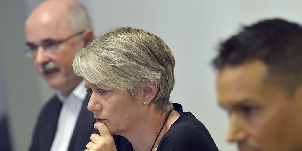 Der Zürcher Regierungsrätin Jaqueline Fehr (Mitte) geht der Suizid der jungen Frau sichtlich nahe. Links: Thomas Manhart, Leiter Amt für Justizvollzug, rechts: Jerome Endrass, Stv. Leiter Psychiatrisch-Psychologischer Dienst .