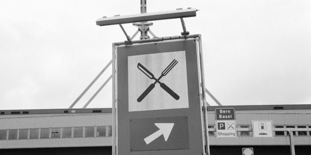 Autobahnraststätten laden zum Essen und Trinken ein. Alkoholische Getränke waren aber verboten - mit einer Ausnahme:  Anfang der 80er Jahre durfte in Yvorne VD für kurze Zeit Wein und Bier verkauft werden. Nun wankt das Alkoholausschankverbot definitiv.  (Archivbild)