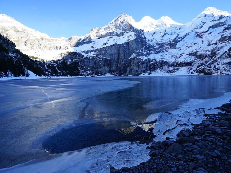 Wintermärchenlandschaft: Auf dem Oeschinensee im Berner Kandertal kann man seit Samstagmorgen wieder Eislaufen.