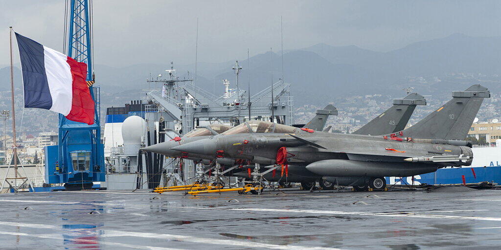Flugzeuge an Deck des französischen Flugzeugträgers Charles de Gaulle im Hafen von Limassol. Als Grund für die spektakuläre französische Militärpräsenz in Zypern gilt die Entdeckung von unterseeischen Erdgasvorkommen südlich von Zypern. Flugzeuge an Deck des französischen Flugzeugträgers Charles de Gaulle im Hafen von Limassol. Als Grund für die spektakuläre französische Militärpräsenz in Zypern gilt die Entdeckung von unterseeischen Erdgasvorkommen südlich von Zypern.