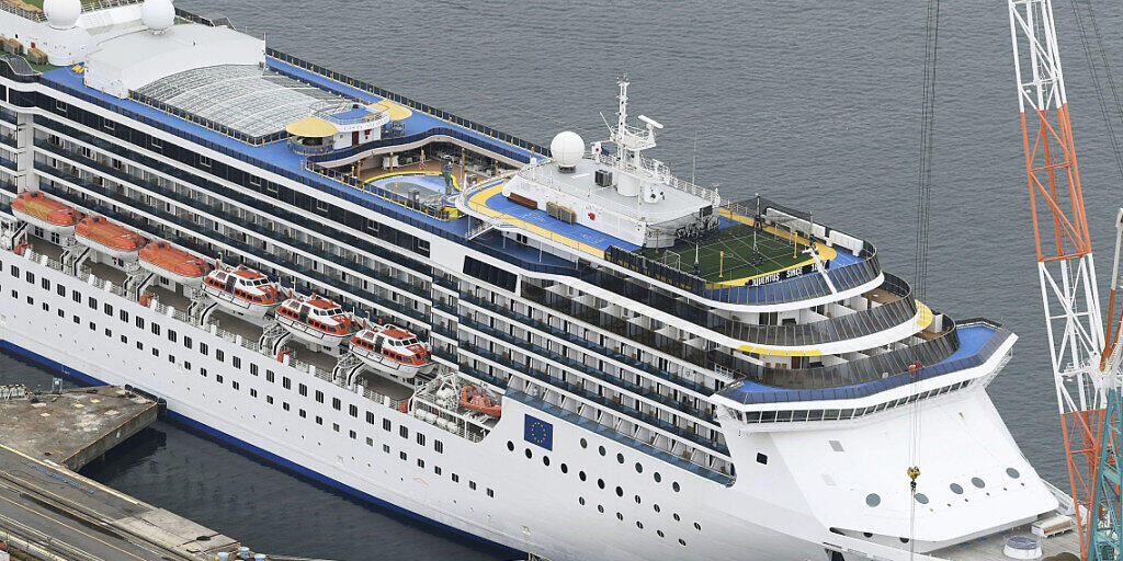 Auf dem Kreuzfahrtschiff Costa Atlantica, das in einer Werft im japanischen Nagasaki vor Anker liegt, sorgen Coronafälle für Probleme. (Archivbild)