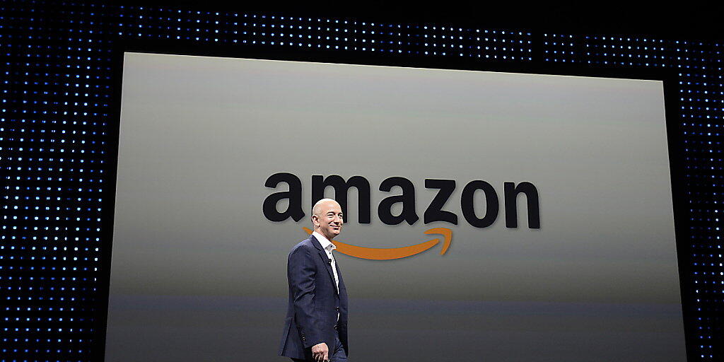 Amazon-Chef und Gründer Jeff Bezos bezahlt seinen Mitarbeitern in den USA einen höheren Mindestlohn.(Archivbild)