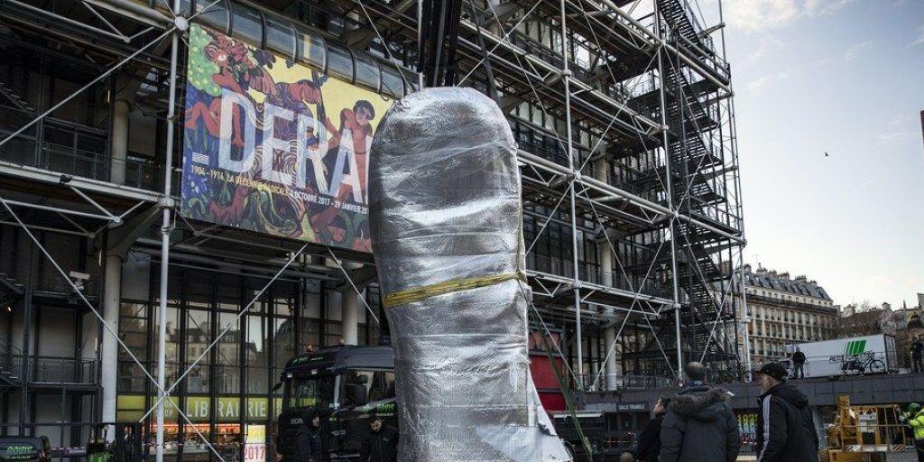 Vorletzte Woche, letzte Vorbereitungen auf die grosse César-Schau im Centre Pompidou, die heute eröffnet wird: Noch ist der berühmte Daumen verpackt.