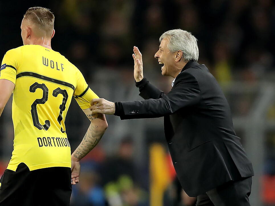 Gute Ratschläge: Dortmund-Coach Lucien Favre mit Marius Wolf
