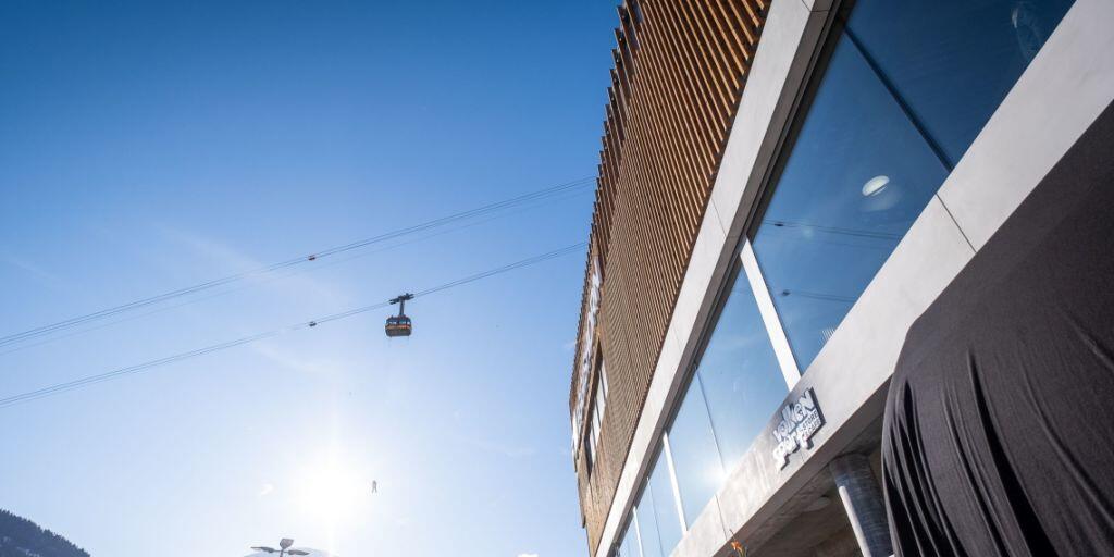 In Fiesch VS sind am Samstag eine neue 10er Seilbahn auf die Fiescheralp und ein neuer Bahnhof der Matterhorn Gotthard Bahn feierlich eingeweiht worden.