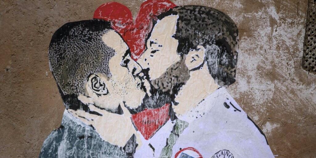 Graffiti-Wunschdenken auf einer Mauer in Rom: Im politischen Machtkampf um den Posten des Regierungschefs müssen sich Fünf-Sterne-Chef Luigi Di Maio (links) und Lega-Boss Matteo Salvini erst noch finden.