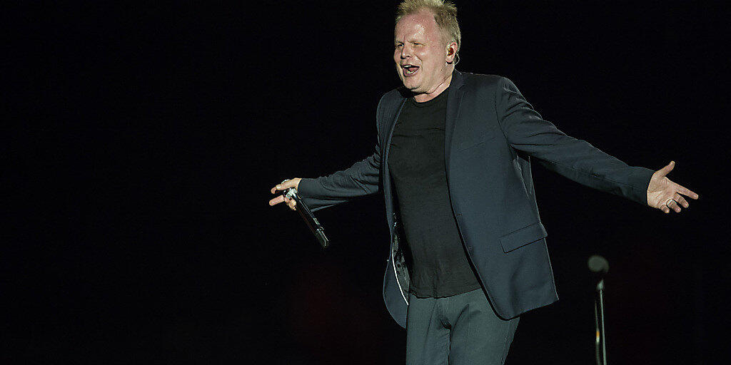 Der deutsche Popmusiker Herbert Grönemeyer, hier bei einem Konzert 2015 im Zürcher Hallenstadion, wird im Mai 2020 im KKL Luzern das Luzerner Sinfonieorchester dirigieren. (Archivbild)