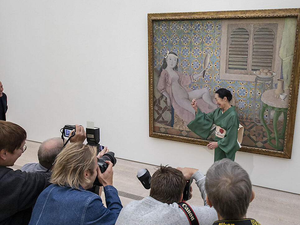 Setsuko K&#322;ossowska de Rola, Künstlerin und Witwe von Balthus, posiert für die Fotografen vor dem Bild "La Chambre turgue", beobachtet von Sam Keller (links), an der Vorschau der Ausstellung "Balthus" am Freitag in der Fondation Beyeler in Riehen BS. (Bild: KEYSTONE/Patrick Straub)