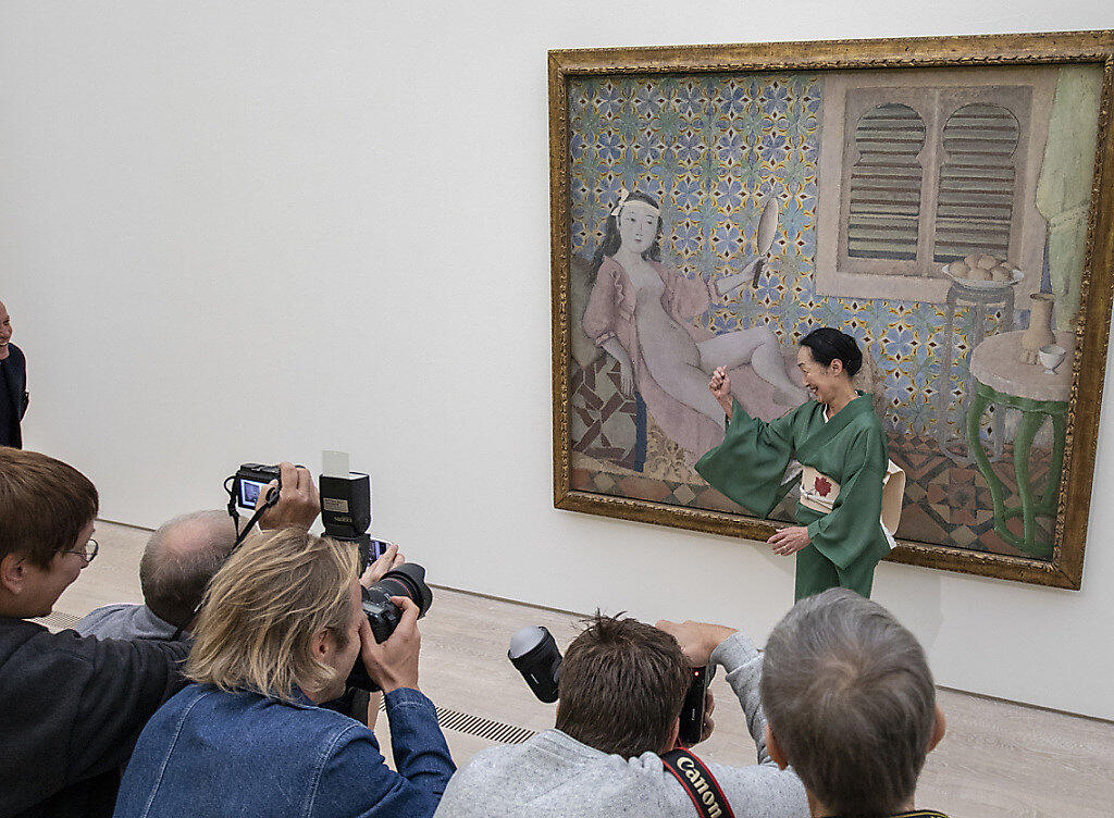 Setsuko Kłossowska de Rola, Künstlerin und Witwe von Balthus, posiert für die Fotografen vor dem Bild "La Chambre turgue", beobachtet von Sam Keller (links), an der Vorschau der Ausstellung "Balthus" am Freitag in der Fondation Beyeler in Riehen BS. (Bild: KEYSTONE/Patrick Straub) Setsuko Kłossowska de Rola, Künstlerin und Witwe von Balthus, posiert für die Fotografen vor dem Bild "La Chambre turgue", beobachtet von Sam Keller (links), an der Vorschau der Ausstellung "Balthus" am Freitag in der Fondation Beyeler in Riehen BS. (Bild: KEYSTONE/Patrick Straub)