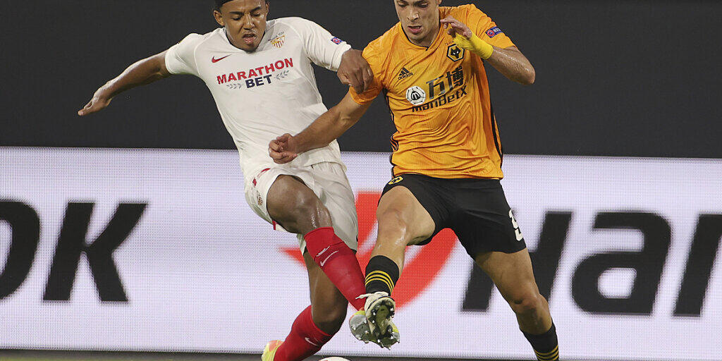 Sevillas Jules Koundé (links) im Duell mit Wolverhamptons Raul Jimenez
