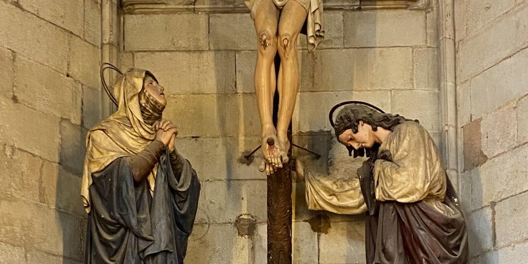 In der Kathedrale von Barcelona findet man diese gotische Darstellung des Christus am Kreuz mit seiner Mutter Maria und dem Apostel Johannes.