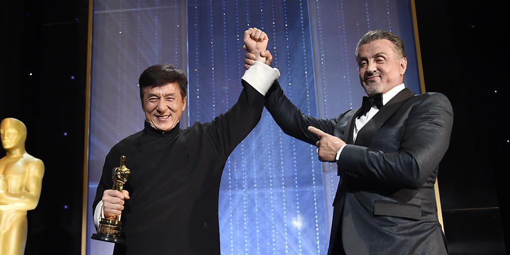 Preisträger Jackie Chan und Kollege Sylvester Stallone bei den 2016 Governors Awards (Ehrenoscars) im Dolby Ballroom in Los Angeles. Preisträger Jackie Chan und Kollege Sylvester Stallone bei den 2016 Governors Awards (Ehrenoscars) im Dolby Ballroom in Los Angeles.