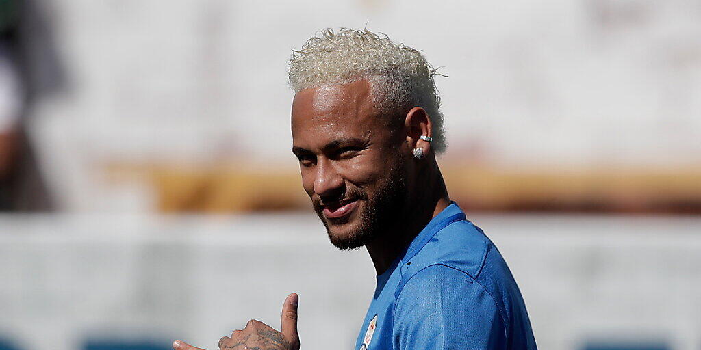 Neymar lässt sich bei seinem Trainings-Einstand mit Paris Saint-Germain seine Wechselgelüste nicht anmerken