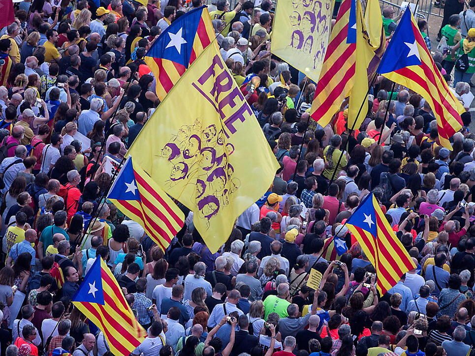 Tausende Menschen haben in Barcelona für die Freiheit von inhaftierten Politikern der katalanischen Unabhängigkeitsbewegung demonstriert.