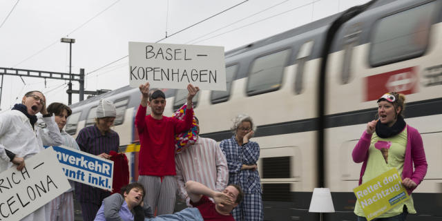 Aktivisten demonstrieren in Pyjamas für die Erhaltung des Nachtzugs