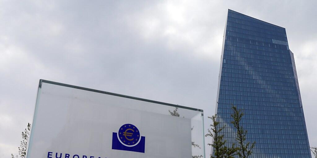 Die Europäische Zentralbank hat wie erwartet nicht an den Leitzinsen geschraubt. Sie will die Zinsen so lange unverändert lassen, wie es die Inflation erfordere. (Archiv)