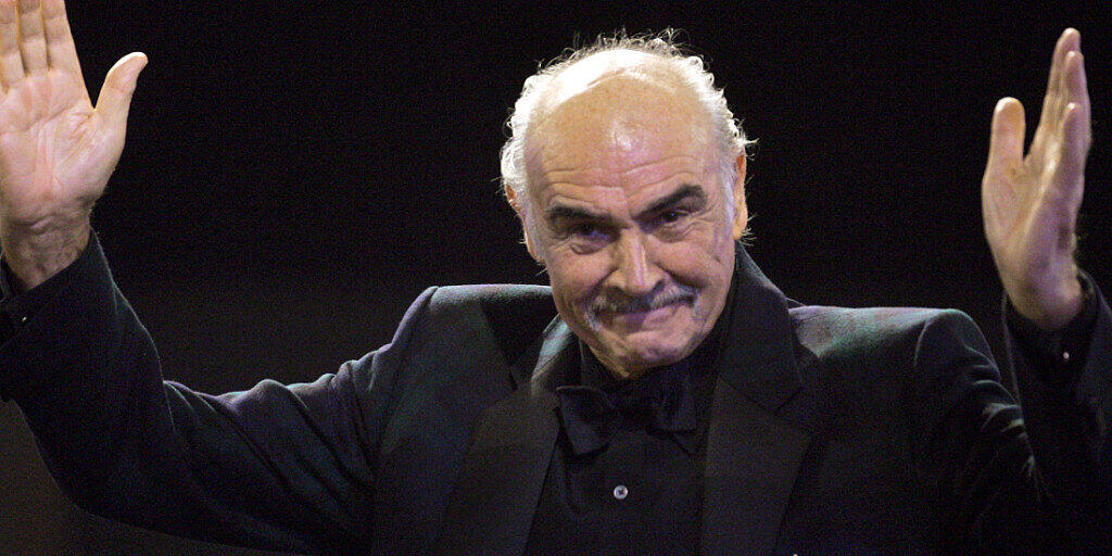 ARCHIV - Sean Connery steht auf der Bühne bei der Verleihung des Europäischen Filmpreises 2005 in Berlin , wo er den Ehrenpreis der European Film Academy für sein Lebenswerk erhielt. James-Bond-Legende Sean Connery ist tot. Foto: Marcus Brandt/ddp-Pool/dpa