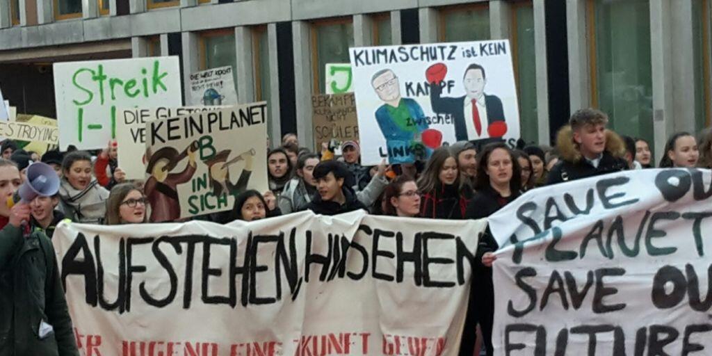 Klimastreik-Demo mit Transparenten und lautstarken Parolen am "Roten Platz" in St. Gallen. Mehrere hundert Schülerinnen und Schüler sowie Erwachsene zogen am Freitag durch die Innenstadt