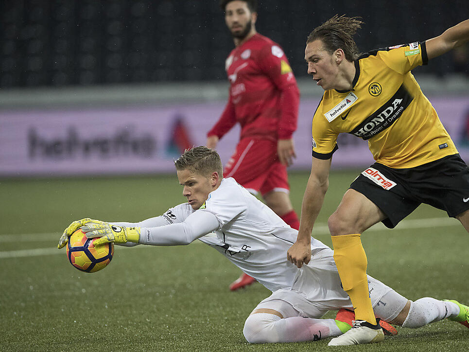 Goalie Matthias Minder (am Ball) wechselt von Winterthur zum Super-League-Aufsteiger Neuchâtel Xamax