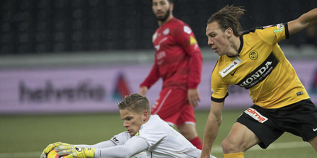 Goalie Matthias Minder (am Ball) wechselt von Winterthur zum Super-League-Aufsteiger Neuchâtel Xamax