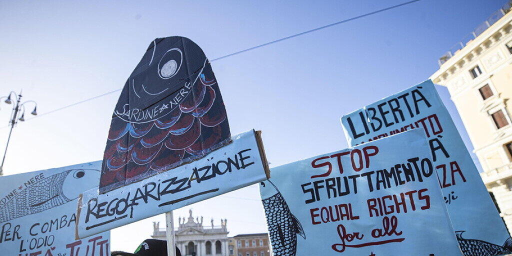 Zehntausende "Sardinen" haben am Samstag in Rom gegen Rechtspopulismus demonstriert.