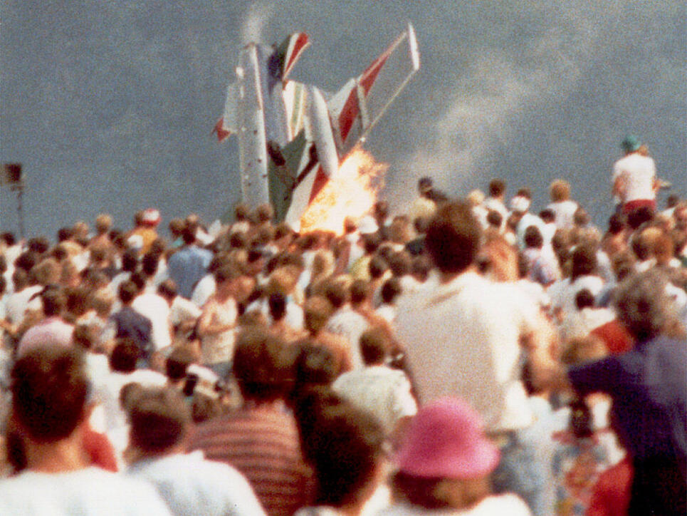 Vor 30 Jahren kam es bei einer Flugschau in Ramstein zu einer Katastrophe: Ein Flugzeug einer Kunstflugstaffel stürzte in die Zuschauer und explodierte. 70 Menschen wurden getötet, über 450 weitere verletzt. (Archivbild)