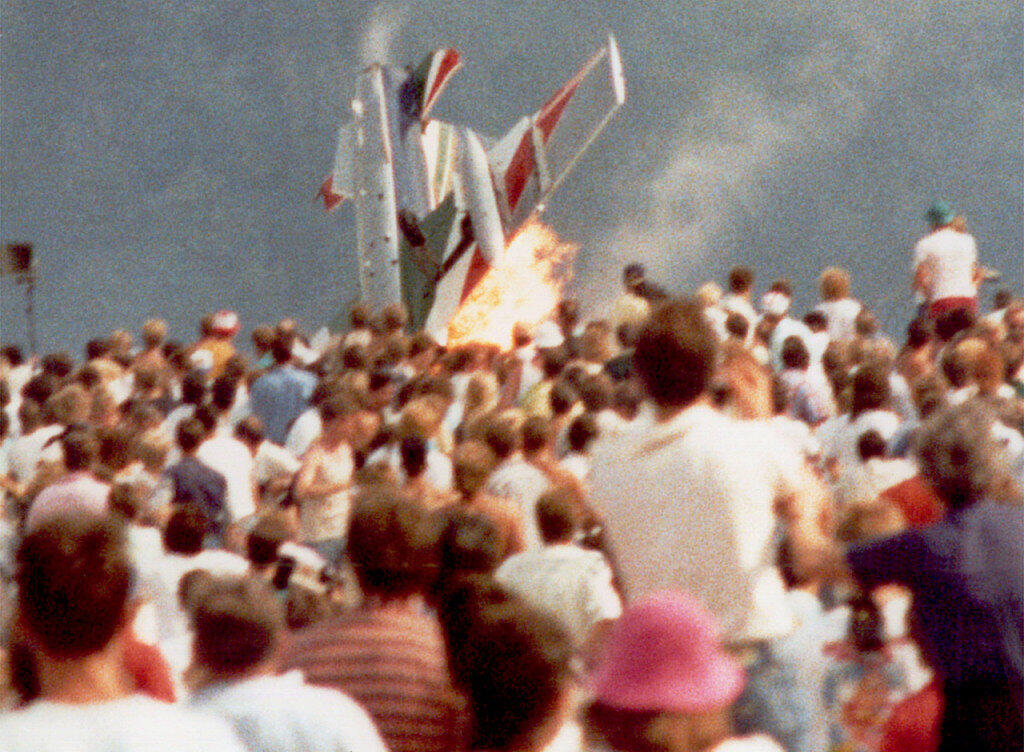 Vor 30 Jahren kam es bei einer Flugschau in Ramstein zu einer Katastrophe: Ein Flugzeug einer Kunstflugstaffel stürzte in die Zuschauer und explodierte. 70 Menschen wurden getötet, über 450 weitere verletzt. (Archivbild) Vor 30 Jahren kam es bei einer Flugschau in Ramstein zu einer Katastrophe: Ein Flugzeug einer Kunstflugstaffel stürzte in die Zuschauer und explodierte. 70 Menschen wurden getötet, über 450 weitere verletzt. (Archivbild)