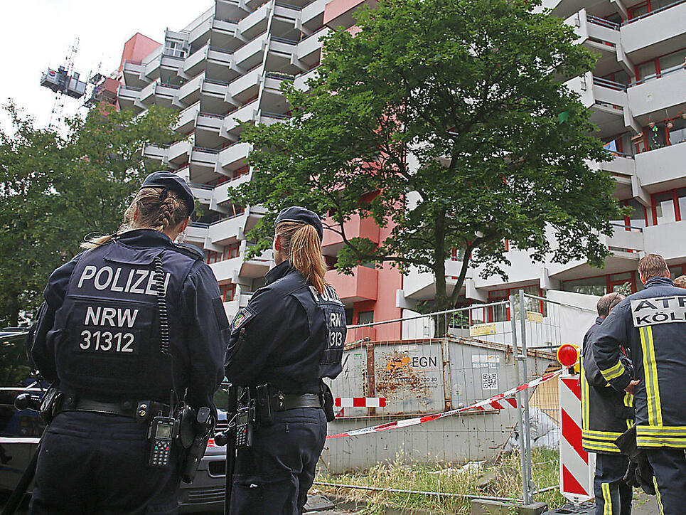 Die deutsche Polizei durchsucht nach dem Fund von hochgiftigem Rizin ein Hochhaus in Koeln  (KEYSTONE/DPA/Oliver Berg)