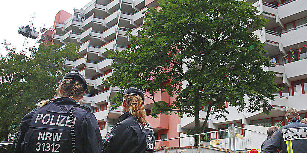 Die deutsche Polizei durchsucht nach dem Fund von hochgiftigem Rizin ein Hochhaus in Koeln  (KEYSTONE/DPA/Oliver Berg)