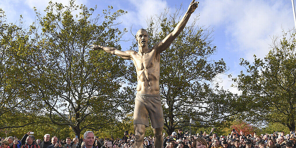 Die Bronzestatue von Ibrahimovic wurde in Malmö eingeweiht