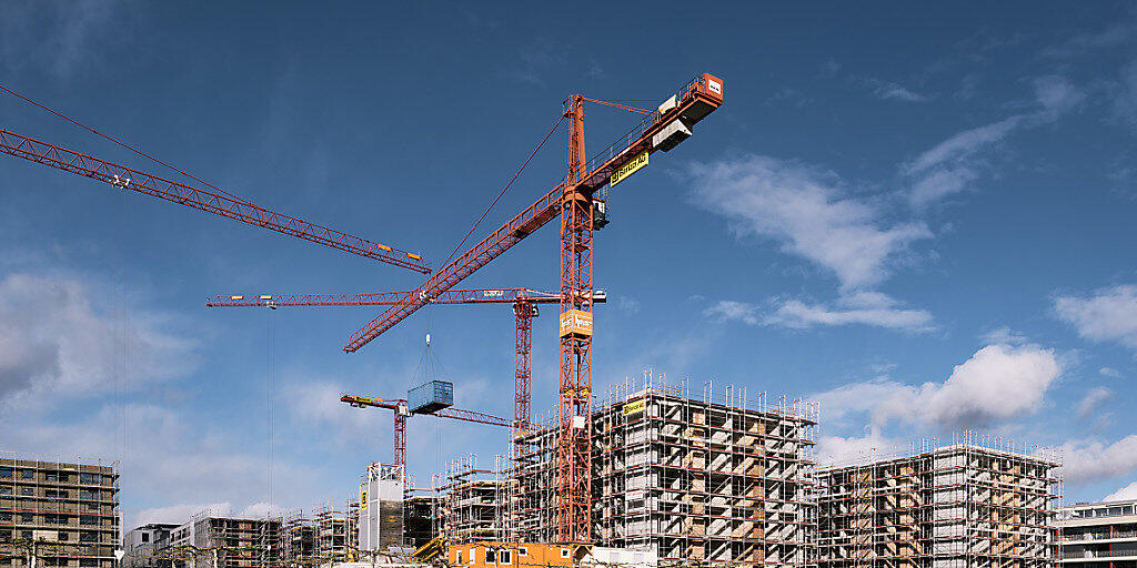 Die Schweizer Wirtschaft läuft dieses Jahr wie geschmiert. Im kommenden Jahr dürfte sich die Konjunktur laut den BAK-Ökonomen allerdings wieder abkühlen. So neigt der Bauboom dem Ende zu. (Themenbild)