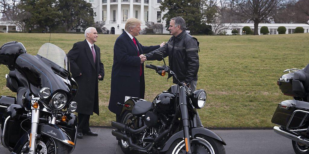 Der Chef des US-Motorrad-Herstellers Harley Davidson, Matthew Levatich (rechts), tritt zurück. Im Bild: US-Präsident Donald Trump und Vizepräsident Mike Pence outen sich als Harley-Fans. (Archivbild)