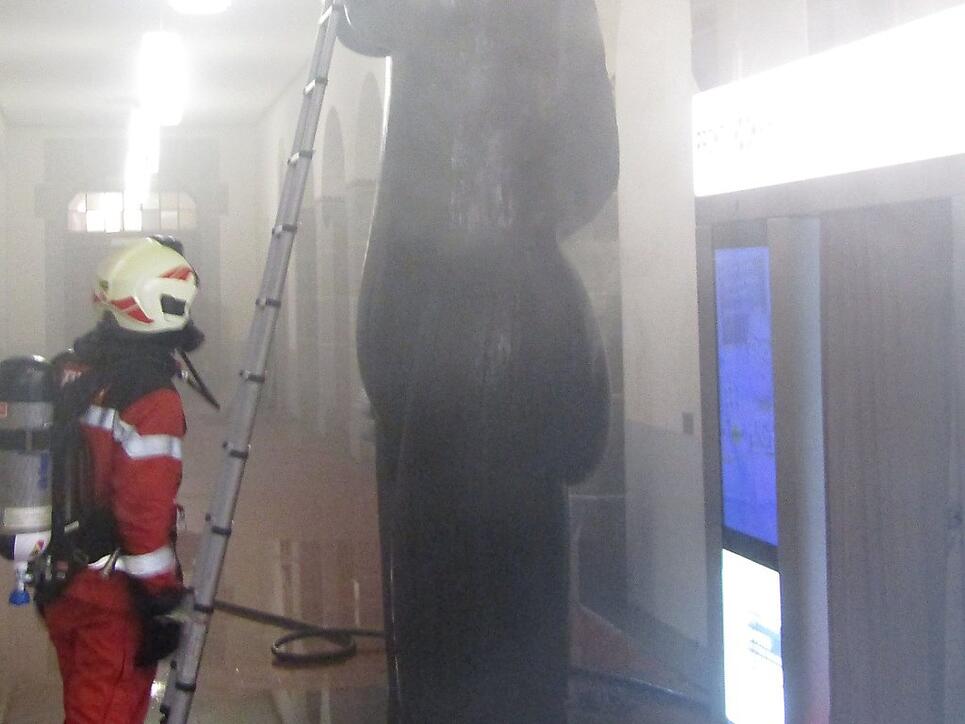 Die Feuerwehr musste die Holzstatue zersägen, um den Brand zu löschen.