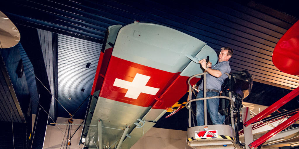 Das legendäre Rettungsflugzeug Fieseler Storch wird aus der Halle Luftfahrt des Verkehrshauses der Schweiz abgehängt, damit es wieder flugfähig gemacht werden kann. Das legendäre Rettungsflugzeug Fieseler Storch wird aus der Halle Luftfahrt des Verkehrshauses der Schweiz abgehängt, damit es wieder flugfähig gemacht werden kann.