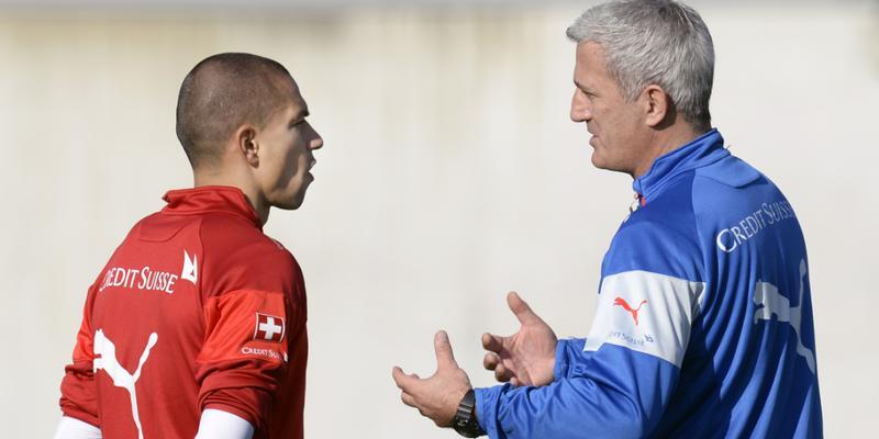 Vladimir Petkovic (rechts) verzichtet in den Testspielen gegen Irland und Bosnien-Herzegowina auf die Dienste von Gökhan Inler (links)