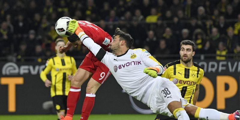 Roman Bürki (im Vordergrund) wurde erfolgreich operiert