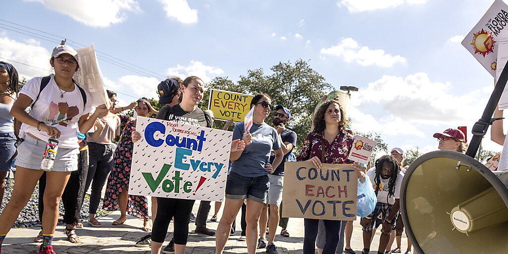 Demonstranten fordern in Miami eine Neuauszählung der Stimmen.
