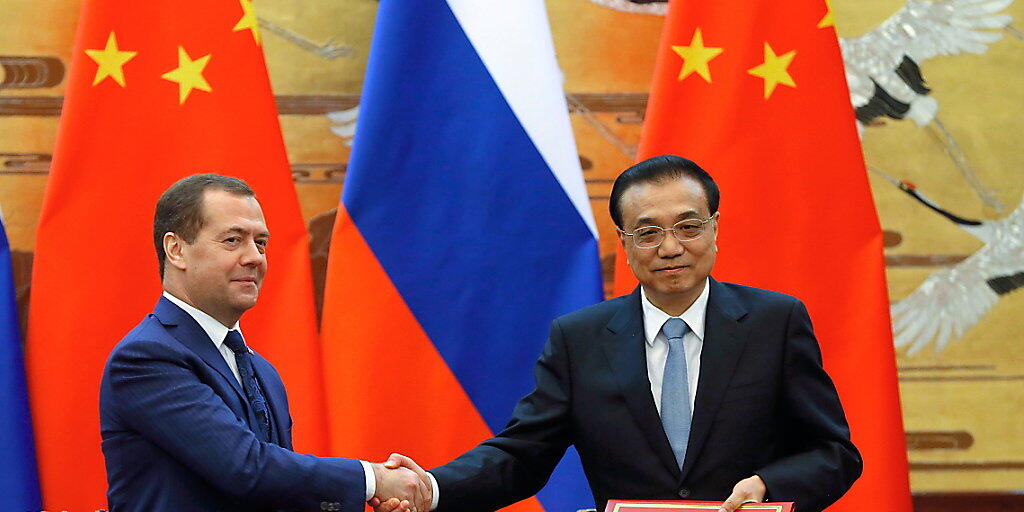 Der chinesische Ministerpräsident Li Lequiang (r.) und sein russischer Amtskollege Dmitri Medwedew vereinbaren eine Ausweitung des Handelsaustauschs ihrer Länder.